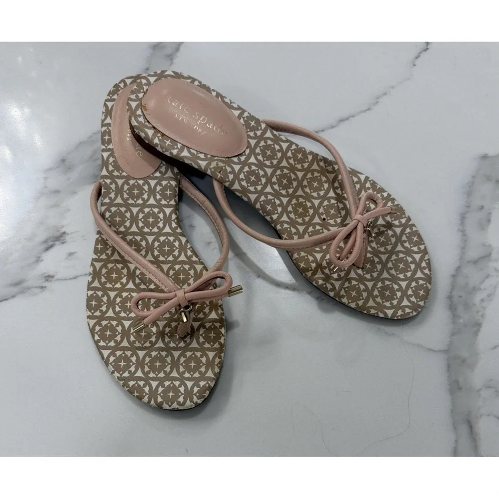 Kate Spade Sandals Shoes Womens‎ Size 7 Beige Pink Bow Thong Logo Print Flat